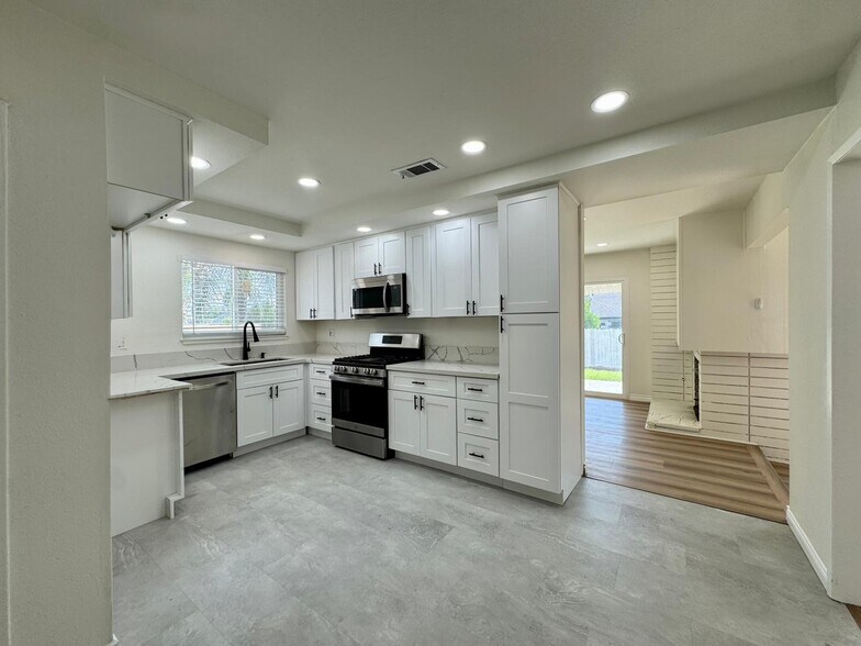 Building Photo - 251 E Heather St