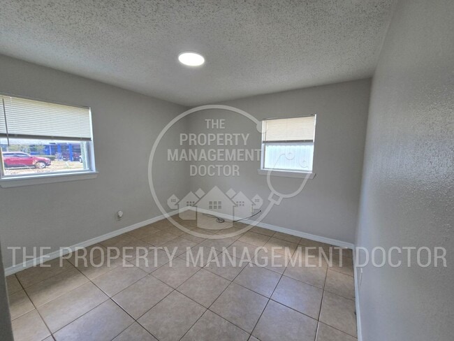 Building Photo - Spacious 4BR Tampa Home | Huge Fenced Backyard & Fresh Updates Throughout