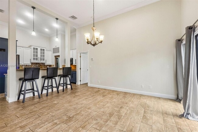 Building Photo - 2731 Parkview Dr S