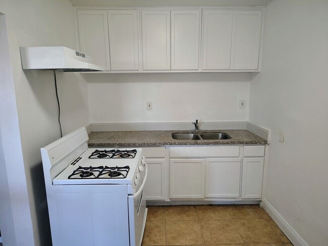 Building Photo - Cozy 1 Bedroom 1 Bathroom Unit in Oildale Now Available!