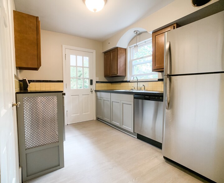 Kitchen #2 - 6260 Rogers Park Plz