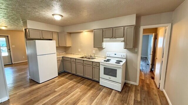 Building Photo - EAST SIDE 3 BEDROOM/1.5 BATH HOME AVAILABLE NOW!