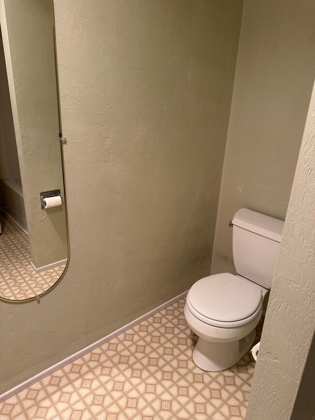 Building Photo - Large 2 bedroom 2 bathroom duplex with gar...