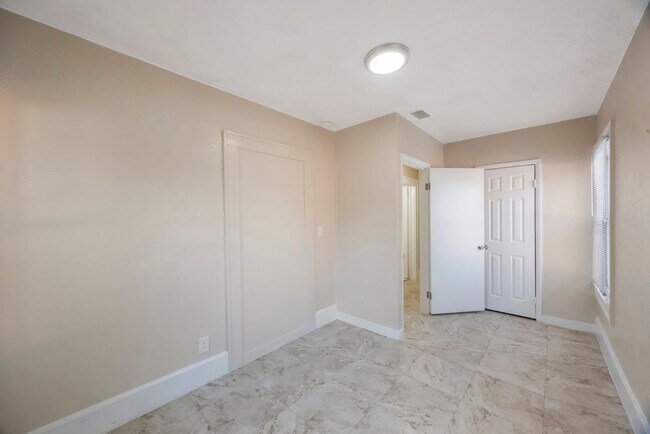 Building Photo - 2242 23rd Ave S