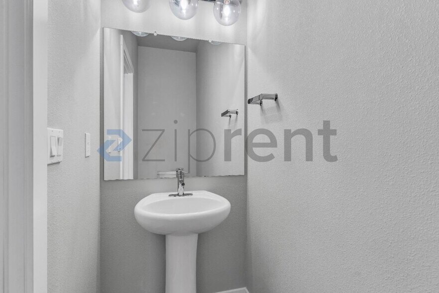 Building Photo - 12028 NE 108th St