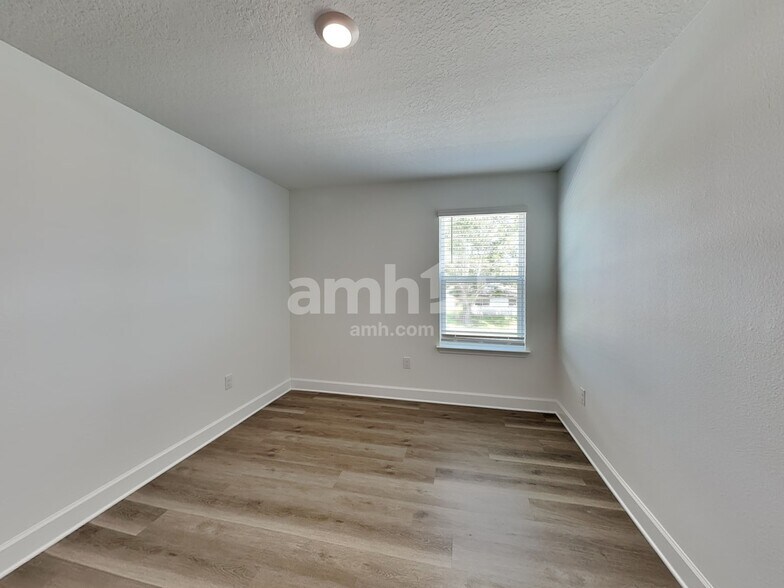 Building Photo - 3019 19th Ave W