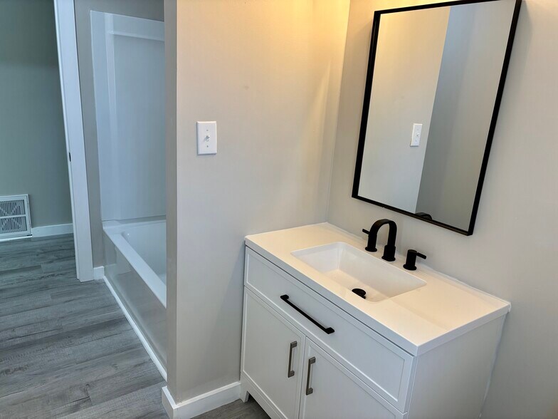 Building Photo - 1136 Chadford Rd