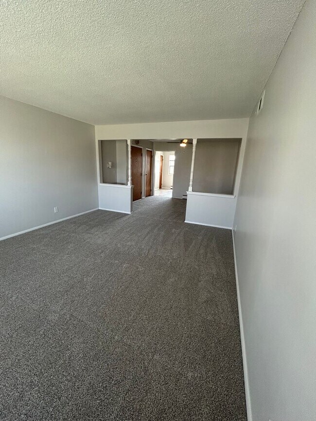 Building Photo - 2 bed 1 bath townhome located in Speedway