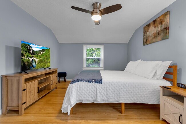 Building Photo - Furnished 4-Bedroom Single-Family Home in Cheektowaga