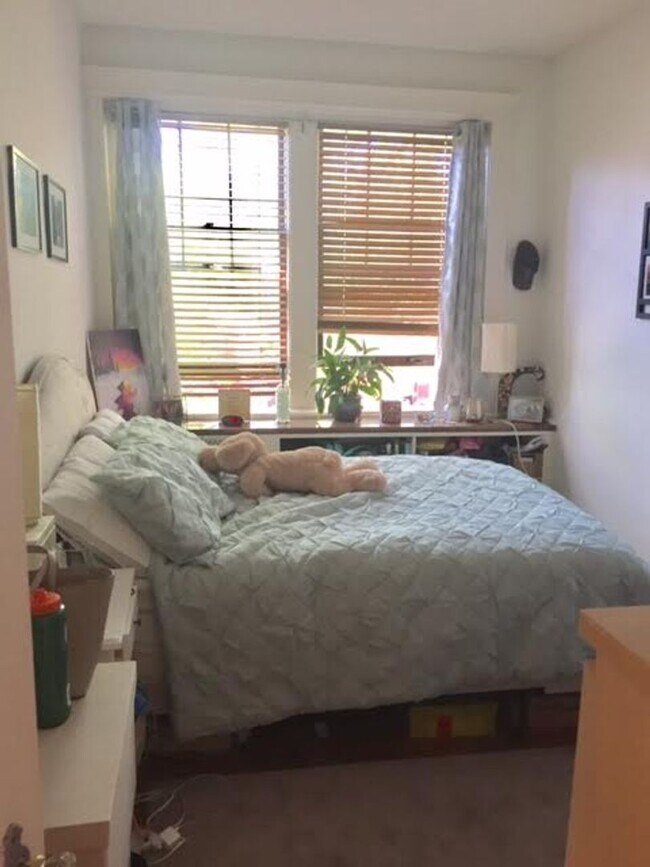 Building Photo - Bright & Spacious 3-Bedroom on Newbury Str...