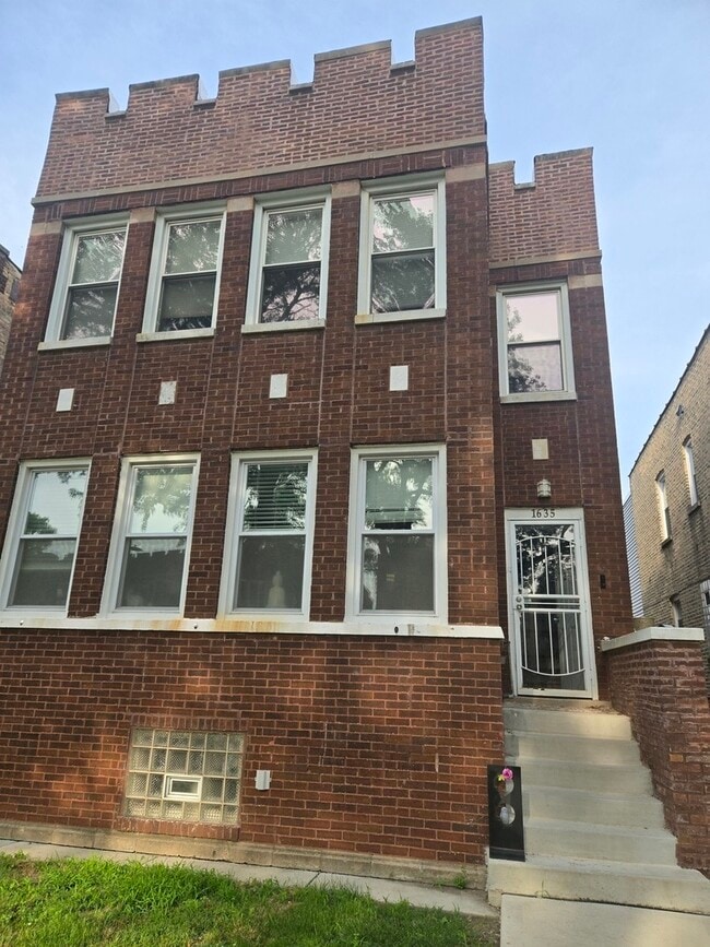Primary Photo - 1635 N Meade Ave