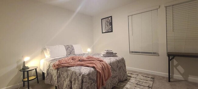 Building Photo - Room in 3 Bedroom Home at Greenmarket St