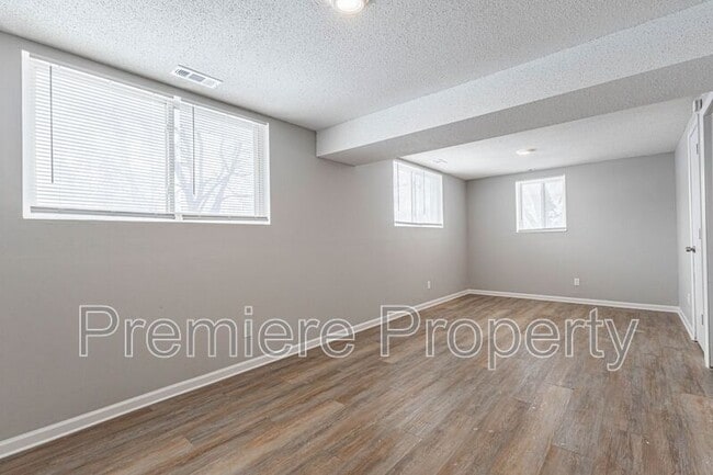 Building Photo - 1301 N Arrowhead Ridge