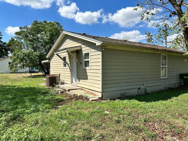 Building Photo - 802 Garrett Ave