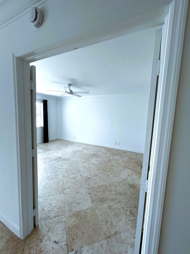 Building Photo - Large 1 Bedroom 1.5 Bath Condo - Steps from Fort Lauderdale Beach!