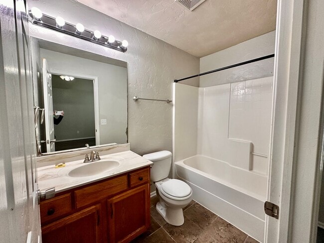 Building Photo - 3 Bedroom brick home in Del City