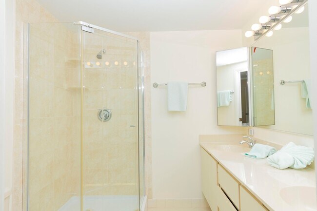 Building Photo - 2410 24th Ct