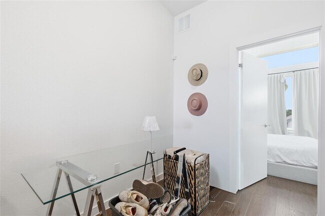 Building Photo - 814 N Bluff Dr