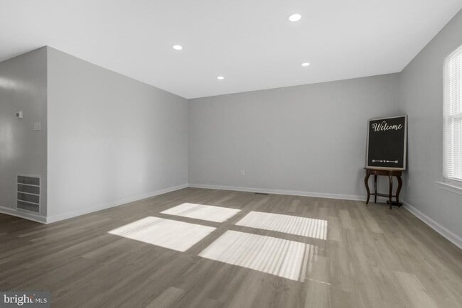 Building Photo - 5004 Roanoke Pl