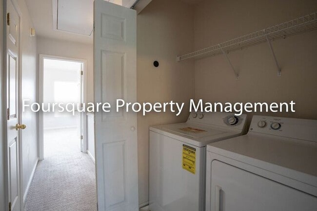 Building Photo - Townhome| Washer/ Dryer Included| Back Pat...