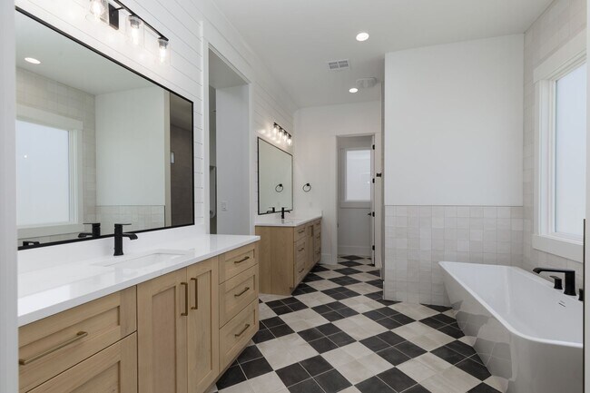 Building Photo - Stunning 5 bed 4 bath with RV Garage