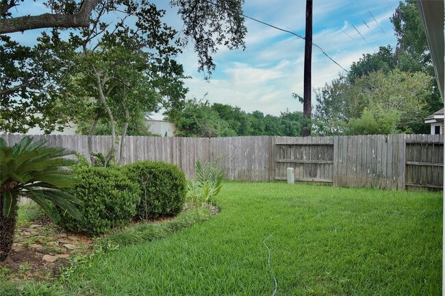 Building Photo - 1839 Lakewinds Dr