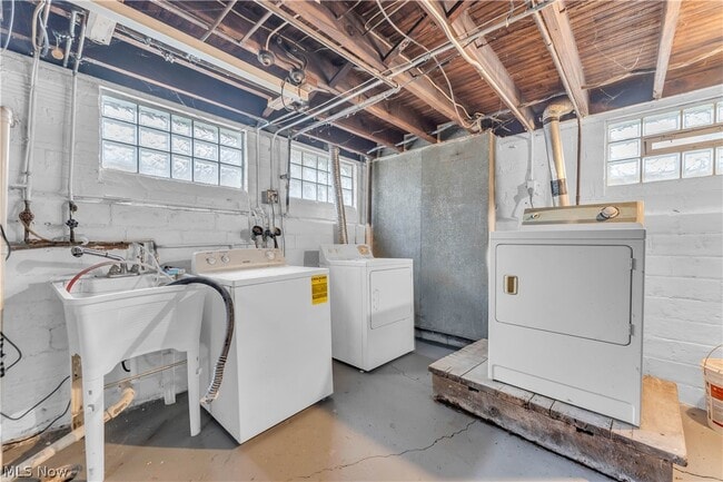 Building Photo - 1042 Mozina Dr