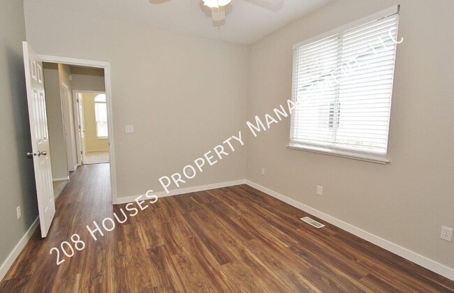 Building Photo - Cozy Single-Level Home In Quiet Neighborhood