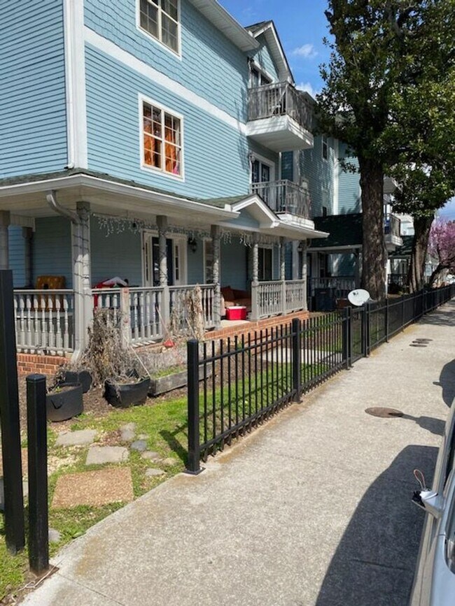 Building Photo - Renaissance II Condominiums: Available Fal...