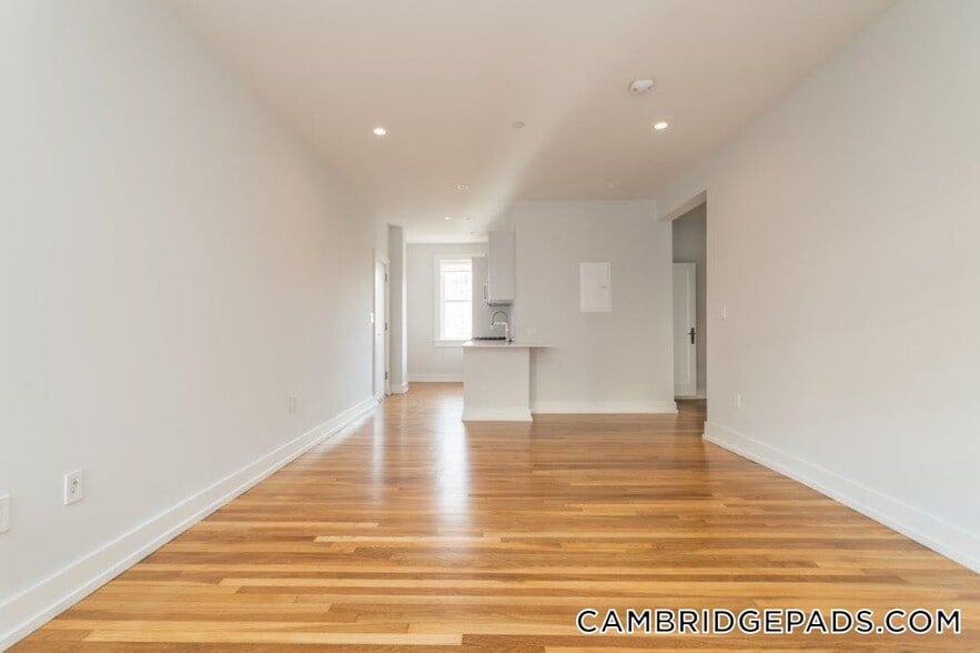 Building Photo - 18 Forest St