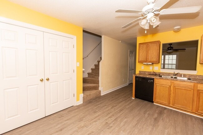 Building Photo - 104 Streamwood Dr