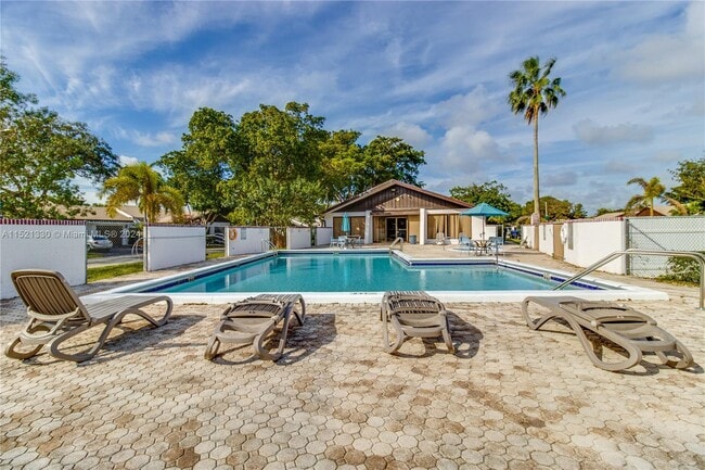 Building Photo - 6343 Pinehurst Cir