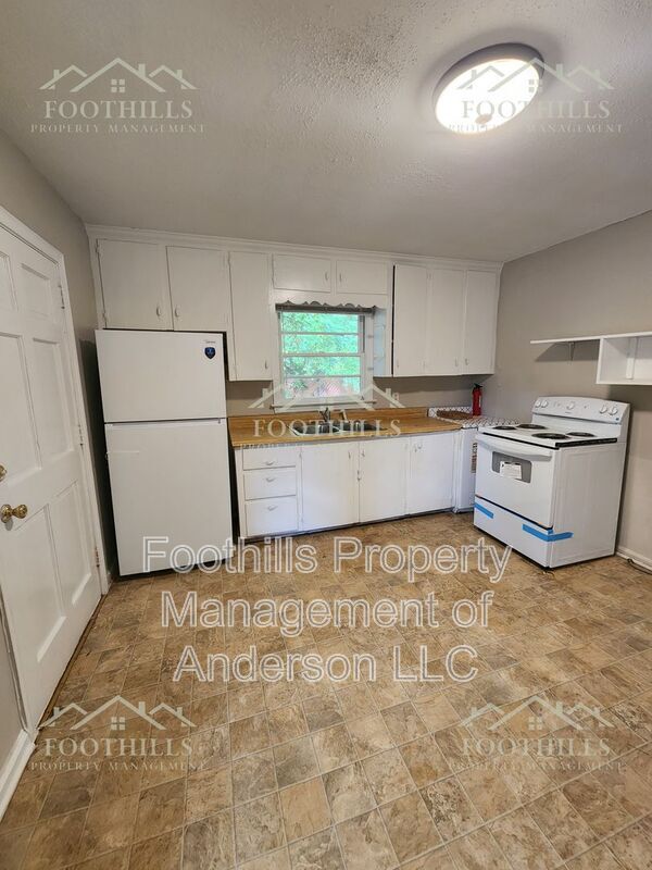 Building Photo - 204 Pine Ln