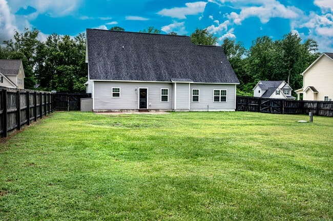 Building Photo - 204 Gillcrest Ct