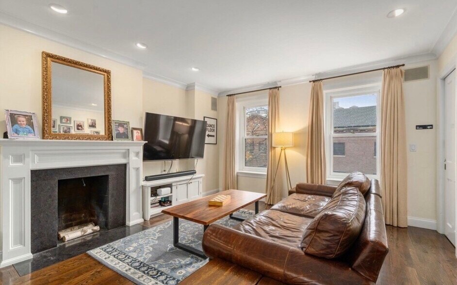 Building Photo - 123 Charles St