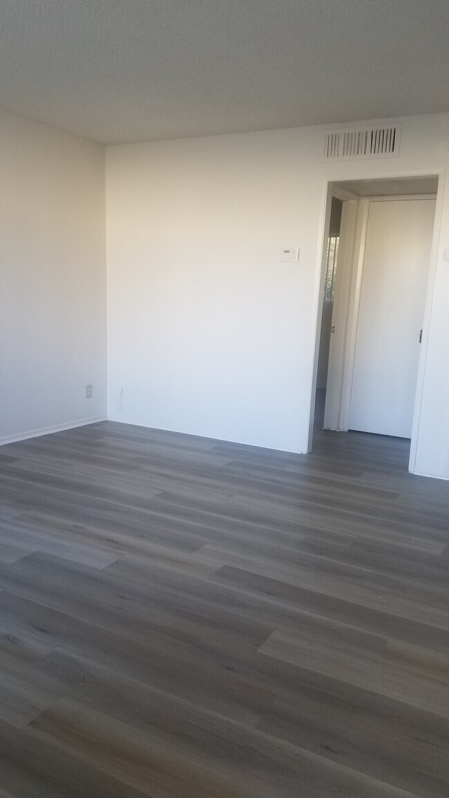 Building Photo - 522 E Avenue Q5