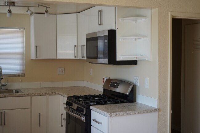 Building Photo - Spacious 3 bedroom, 1 bathroom renovated home
