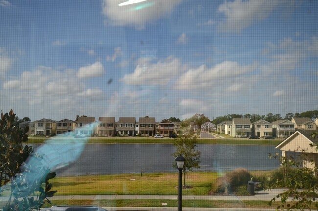 Building Photo - Gorgeous Lake View 3 BR 2.5 bath Luxury To...