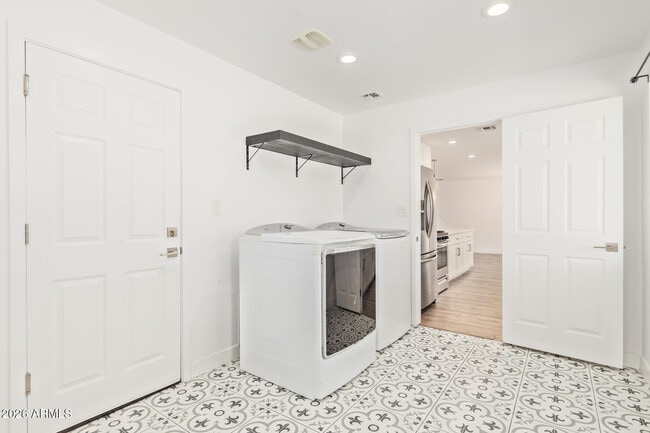 Building Photo - 1809 E Concorda Dr