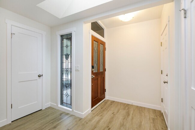 Building Photo - JENSEN DUPLEX