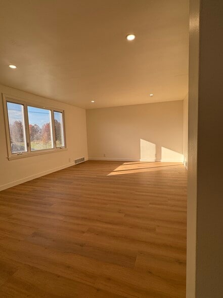 Livingroom - 249 Dunlop Ave