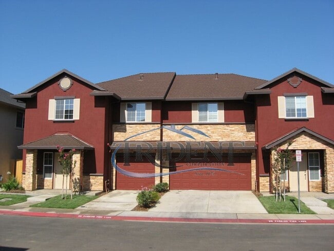 Building Photo - 3 bedroom, 2 1/2 bath halfplex/townhouse