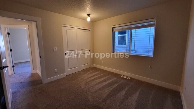 Building Photo - Picturesque 4BD | 2.5 BA - South Beaverton