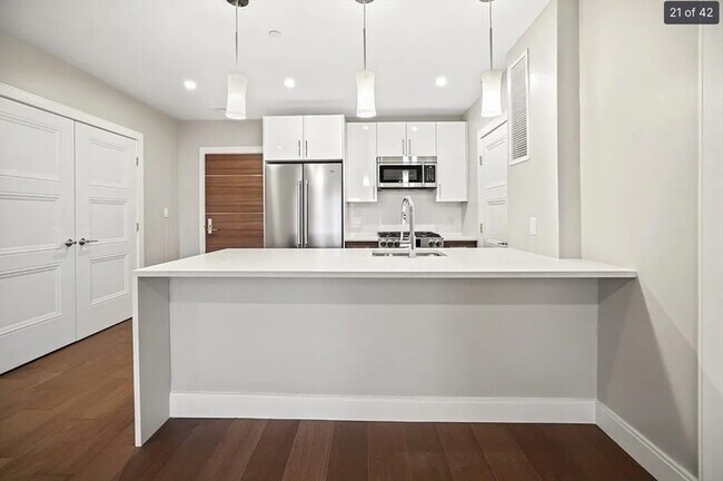 Building Photo - 425 Lagrange St