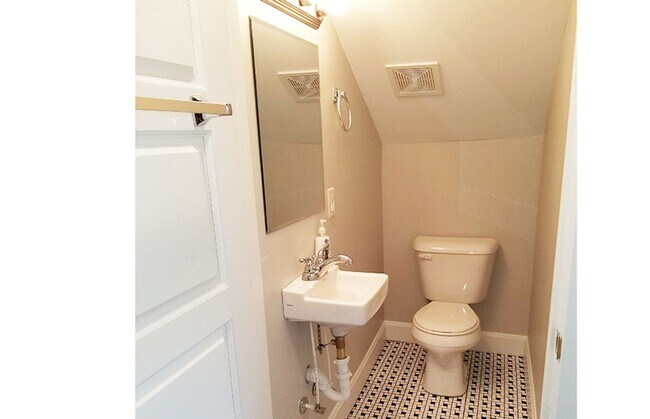 Building Photo - 3261 Bishop St