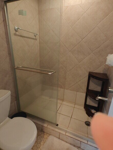 Building Photo - 223 Springhouse Ln