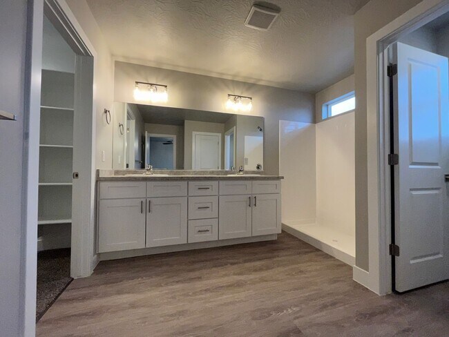 Building Photo - Cedar Bend Home