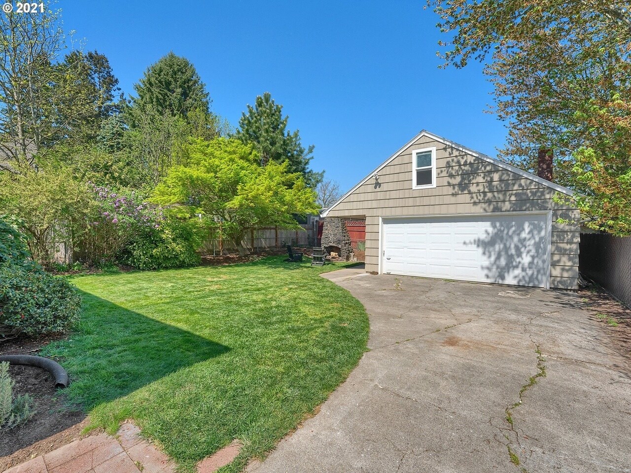 Private backyard - 2015 SE Sherrett St