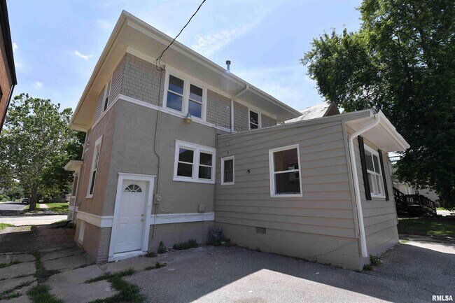 Building Photo - 1027 N University St