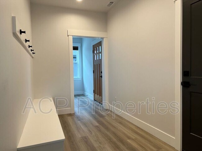Building Photo - 1570 Farmview Ter